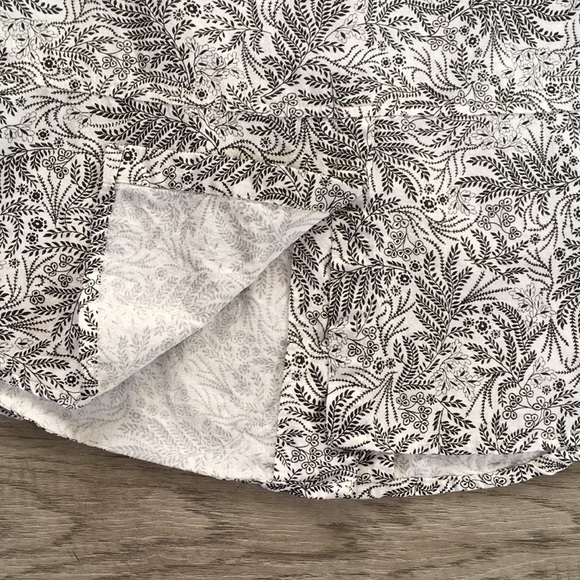 Cleo - Sleeveless Button-up Shirt - Beige with black pattern - Picture 6 of 7